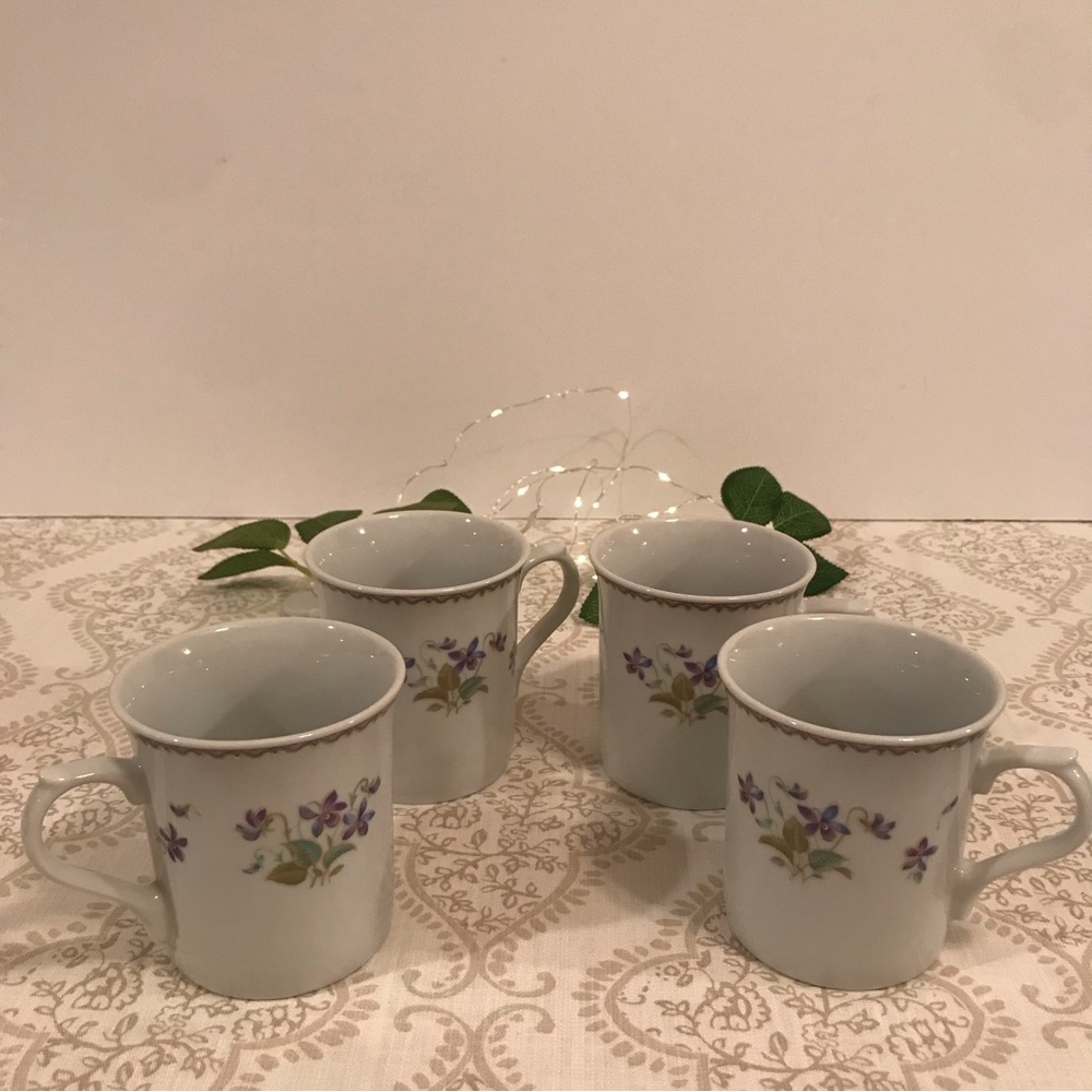 Vintage Set of 4 Coffee Mugs Tea Cups With Floral Design